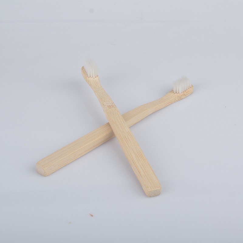 Square - tailed toothbrush